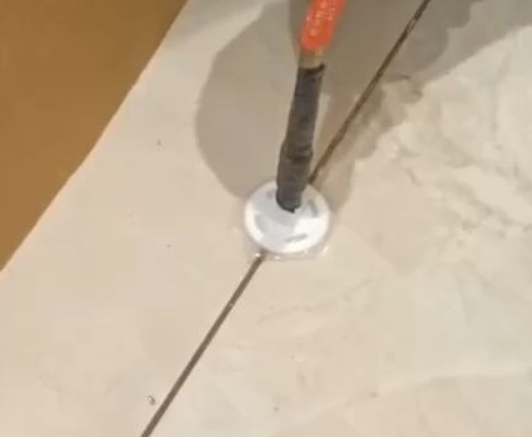 秀屿瓷砖空鼓维修公司专业解答瓷砖在铺贴过程中，如果没有涂抹均匀到位的粘结材料（如水泥砂浆或瓷砖胶），可能会导致以下问题